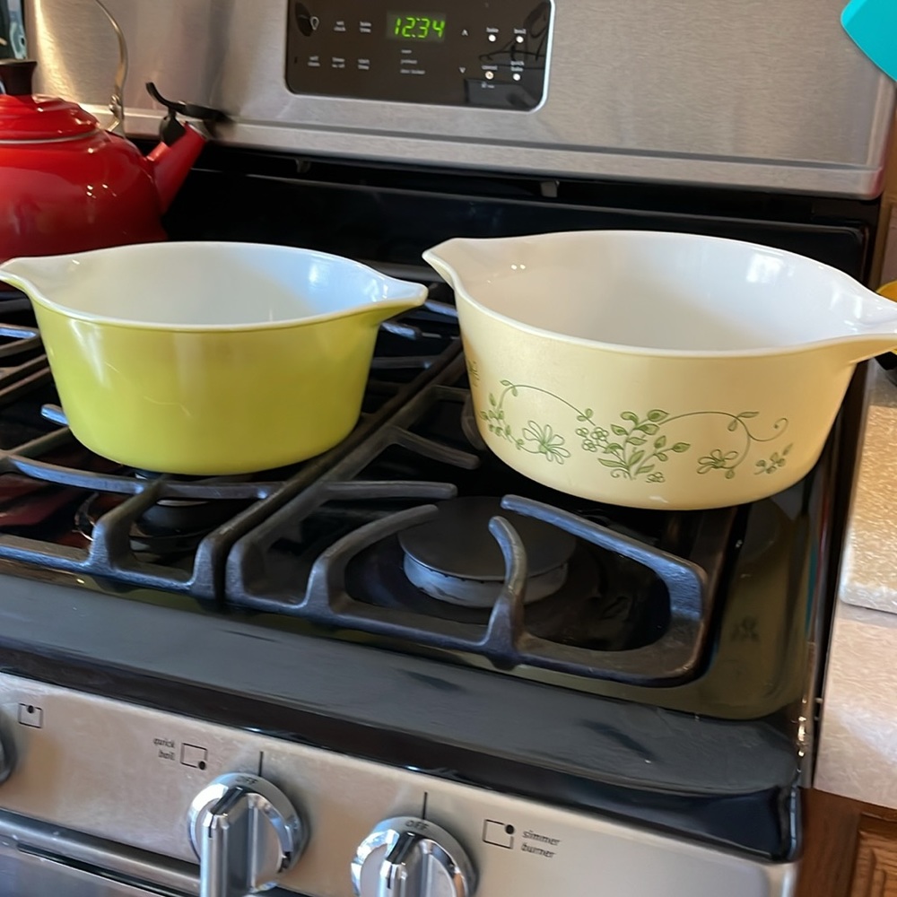Vintage pyrex yellow daisy 2.5L,  1-1/2qt olive casserole dish. Great condition.